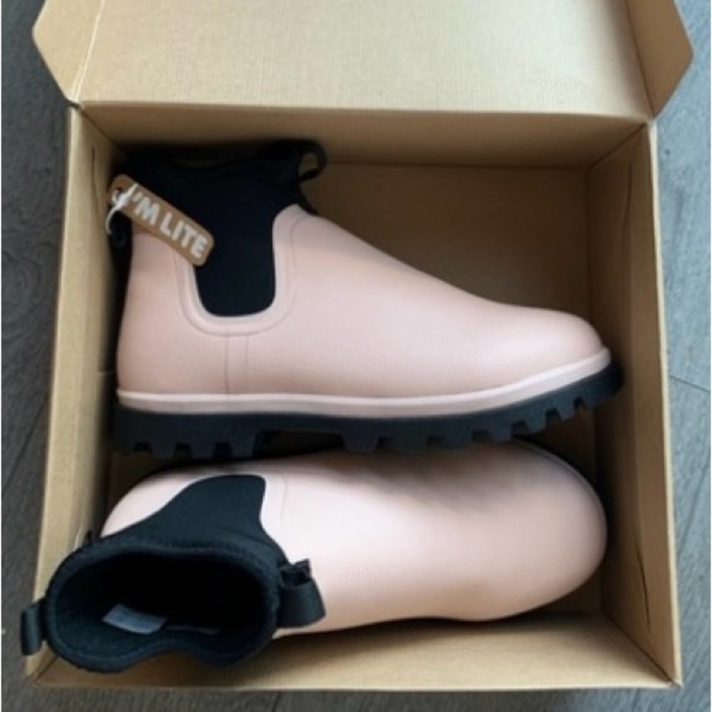 *NIB* Pink Native boots